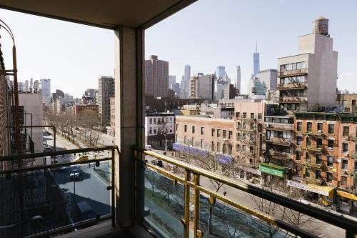 Habitación con cama extragrande y balcón del hotel The Allen. Foto 3