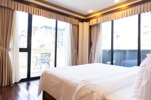 Habitación con cama extragrande y balcón del hotel The Allen. Foto 6