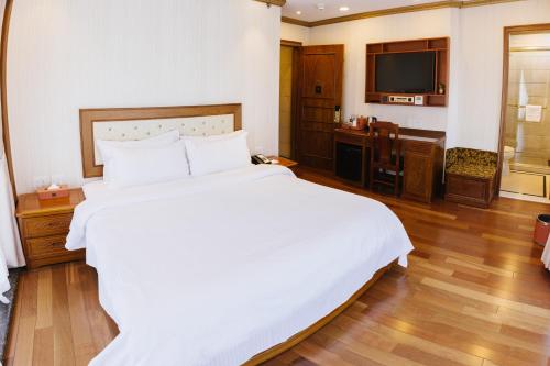 Habitación Deluxe con cama extragrande del hotel The Allen. Foto 5