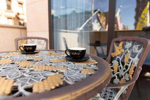 Habitación con cama extragrande y balcón del hotel The Allen. Foto 1