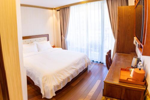 Habitación con cama extragrande y balcón del hotel The Allen. Foto 2