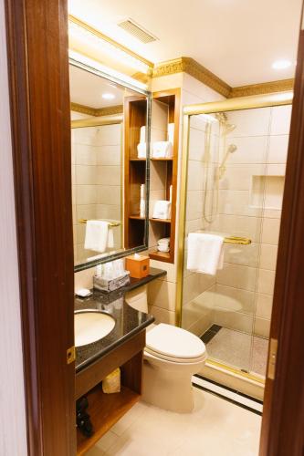 Habitación con cama extragrande y balcón del hotel The Allen. Foto 4