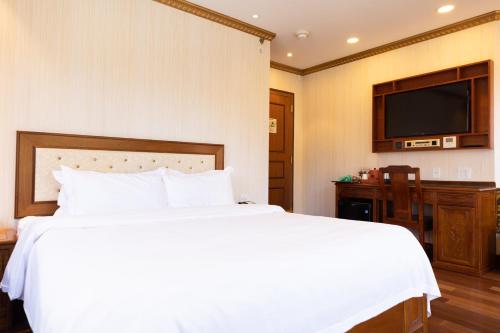 Habitación con cama extragrande y balcón del hotel The Allen. Foto 5