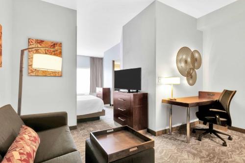 Suite Estudio Doble con 2 camas dobles y sofá cama del hotel Springhill Suites By Marriott Tarrytown Westchester County. Foto 1