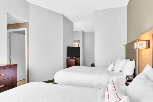 Suite Estudio Doble con 2 camas dobles y sofá cama del hotel Springhill Suites By Marriott Tarrytown Westchester County. Foto 3