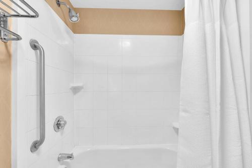 Suite Estudio Doble con 2 camas dobles y sofá cama del hotel Springhill Suites By Marriott Tarrytown Westchester County. Foto 6