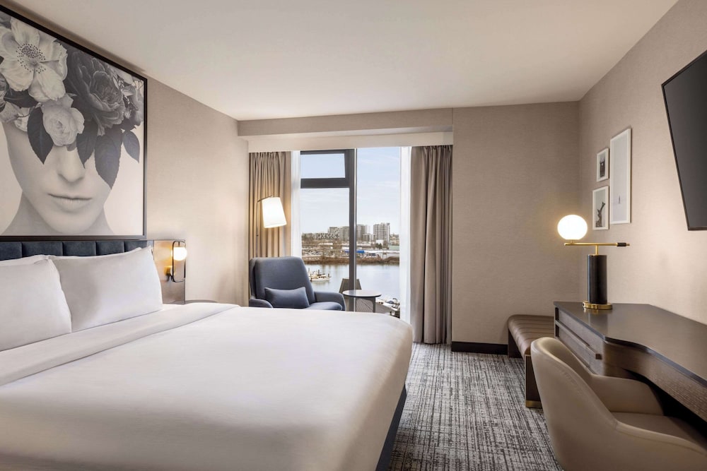 Habitación, 1 cama de matrimonio grande, vistas al puerto deportivo del hotel Radisson Blu Vancouver Airport and Marina. Foto 1