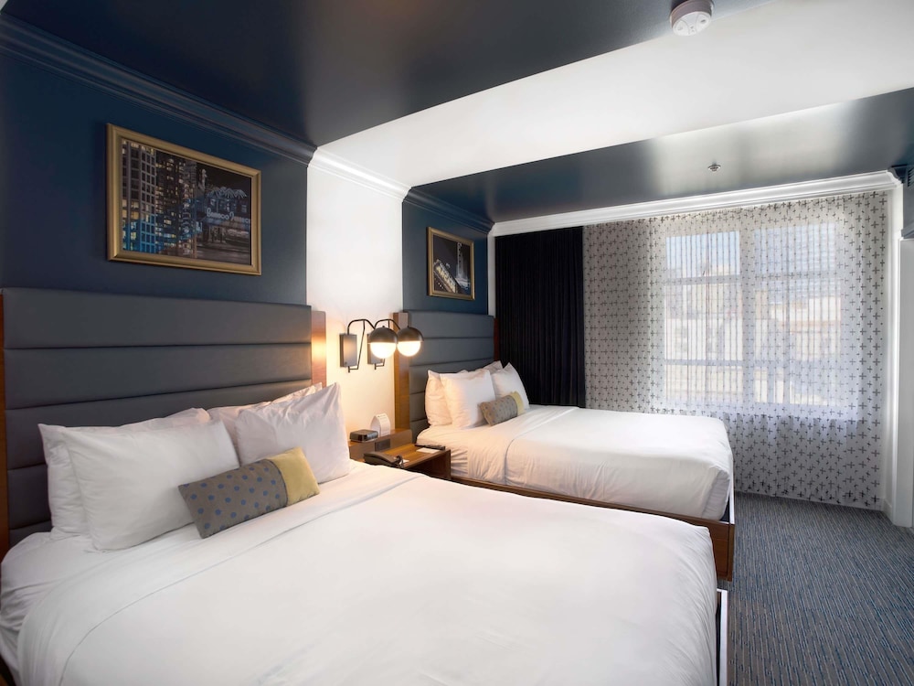 SUPERIOR 2 QUEENS, 185sf, 17sm, Vistas a la ciudad, Nevera Marshall del hotel Belmont Vancouver Mgallery