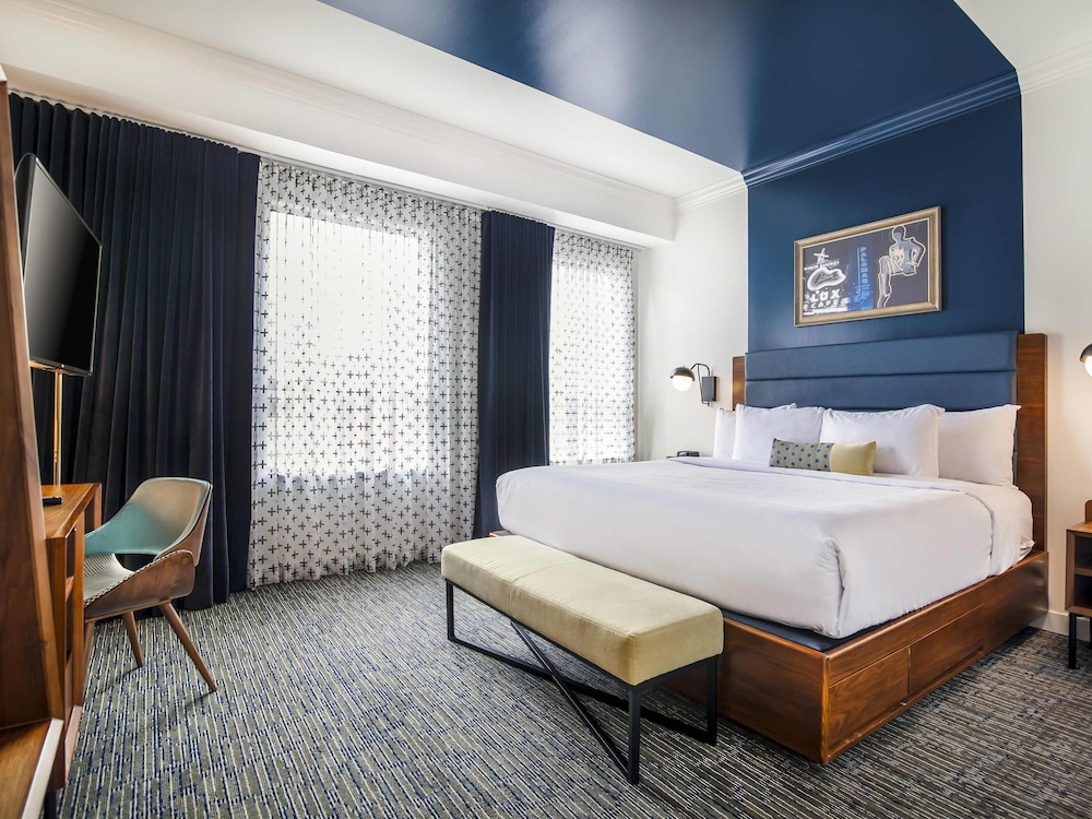 SUPERIOR 1 KING, 260sf, 24sm, Nevera Marshall del hotel Belmont Vancouver Mgallery