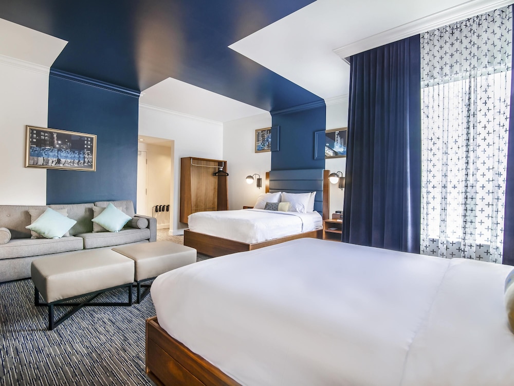 SUITE JUNIOR 2 QUEENS, 300sf, 27sm, Vistas a la ciudad, Sofá cama, Nevera Marshall del hotel Belmont Vancouver Mgallery. Foto 1