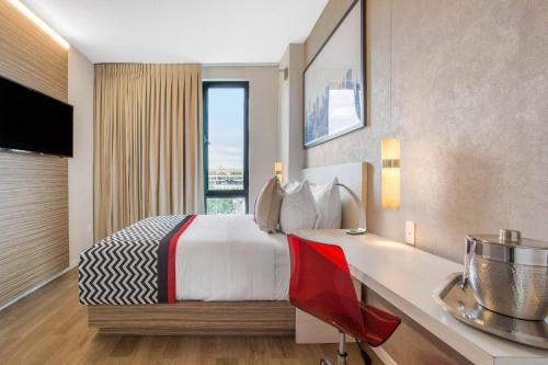 Habitación - 1 cama extragrande - No fumadores del hotel Insignia Brooklyn, Ascend Collection. Foto 6