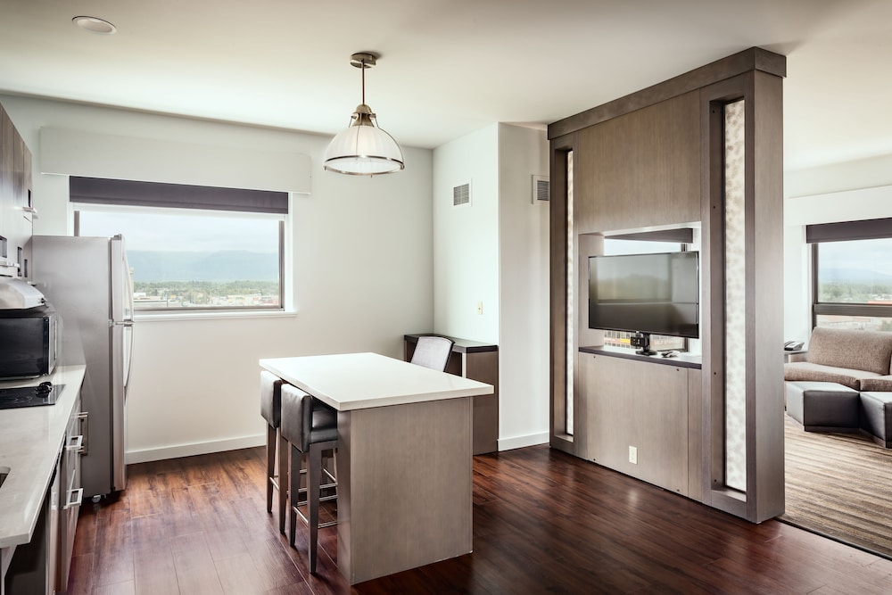 Suite con Cocina y un Dormitorio | Dos Camas Queen del hotel Hyatt House Anchorage. Foto 4
