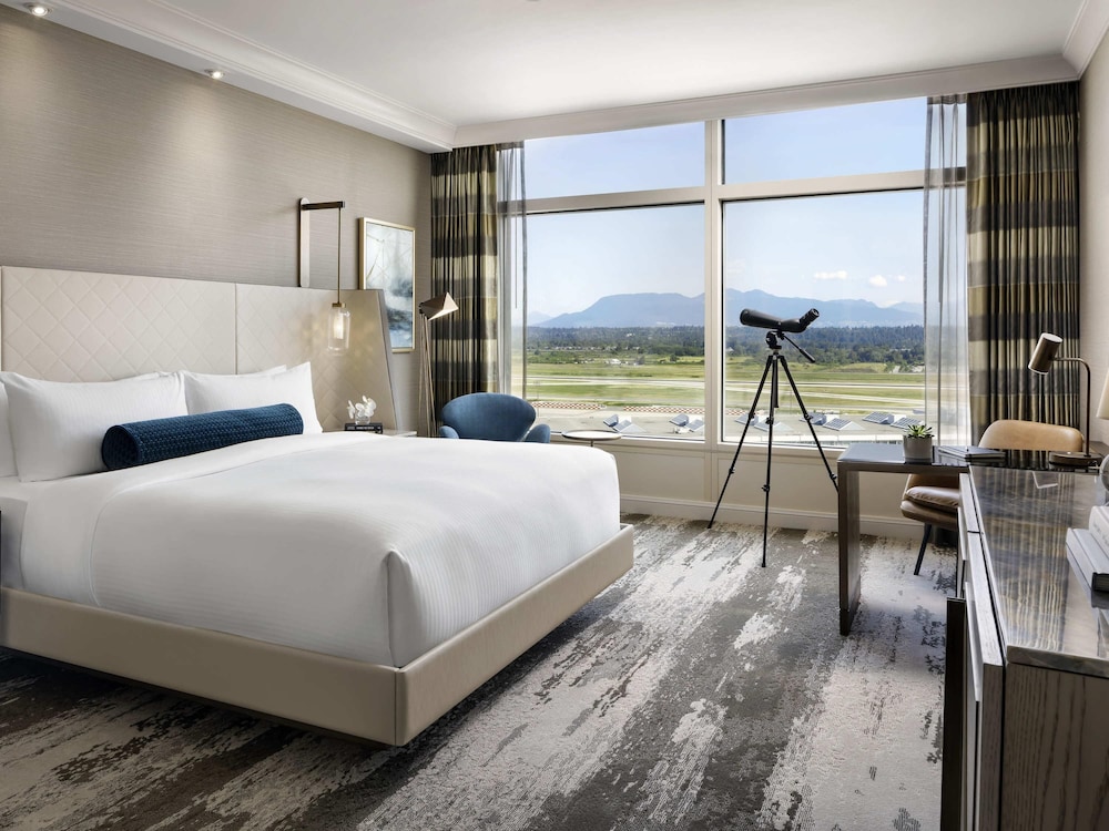 Fairmont Gold, Habitación, 1 cama de matrimonio grande del hotel Fairmont Vancouver Airport In-terminal. Foto 3