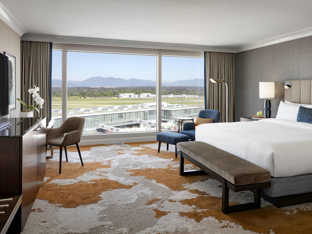 Habitación Signature, 1 cama de matrimonio grande (Vista a la pista) del hotel Fairmont Vancouver Airport In-terminal. Foto 3