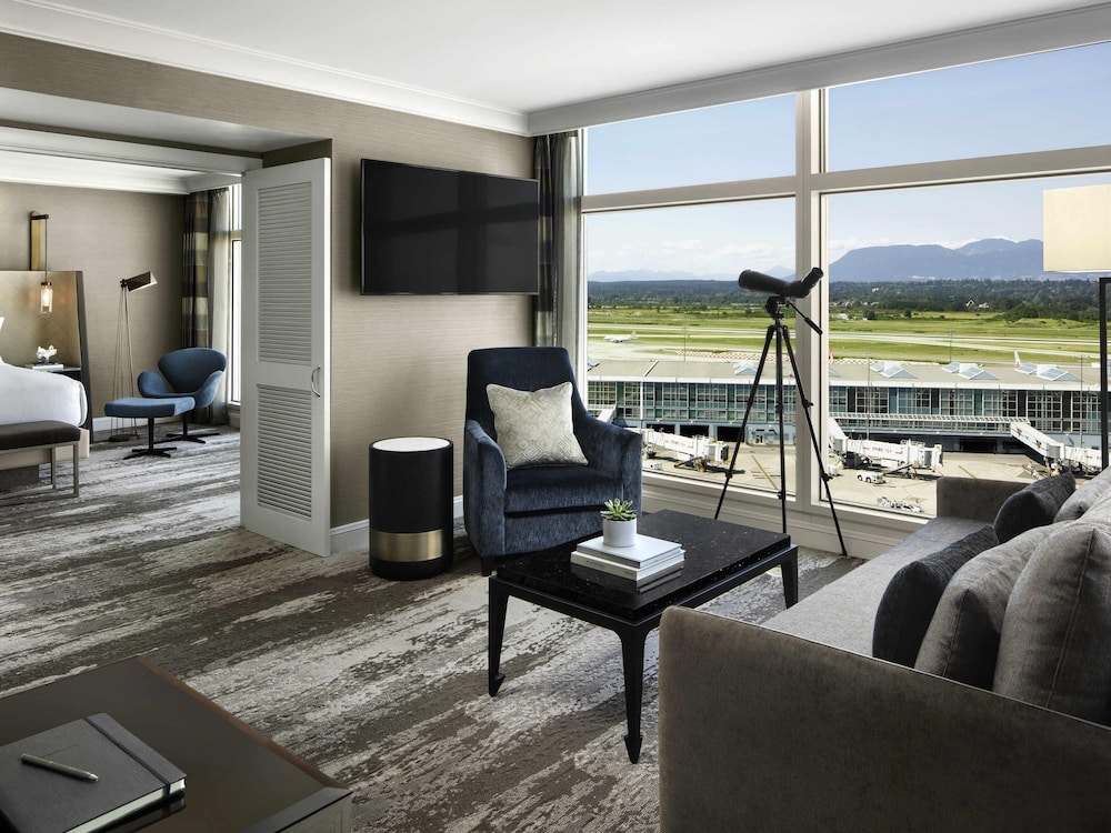 Suite Fairmont Gold con vista a la pista, cama King del hotel Fairmont Vancouver Airport In-terminal. Foto 3