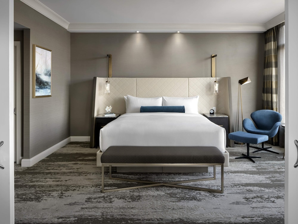 Suite Signature Fairmont Gold con vista a la pista, cama King del hotel Fairmont Vancouver Airport In-terminal. Foto 3