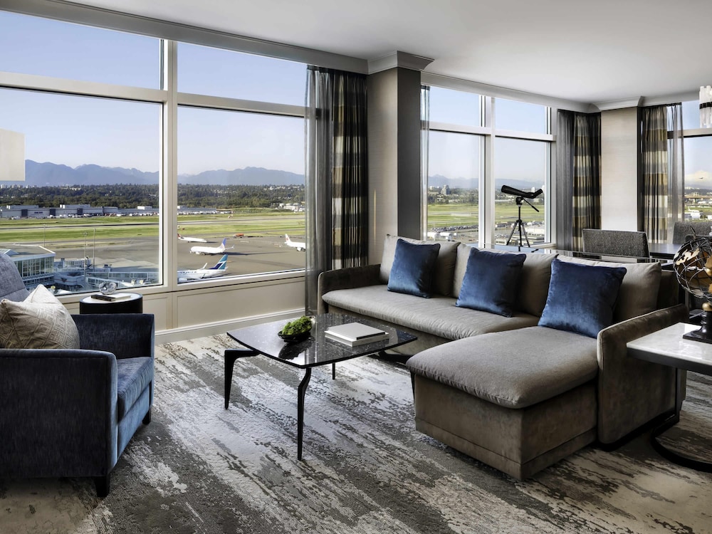 Suite Signature Fairmont Gold con vista a la pista, cama King del hotel Fairmont Vancouver Airport In-terminal. Foto 4