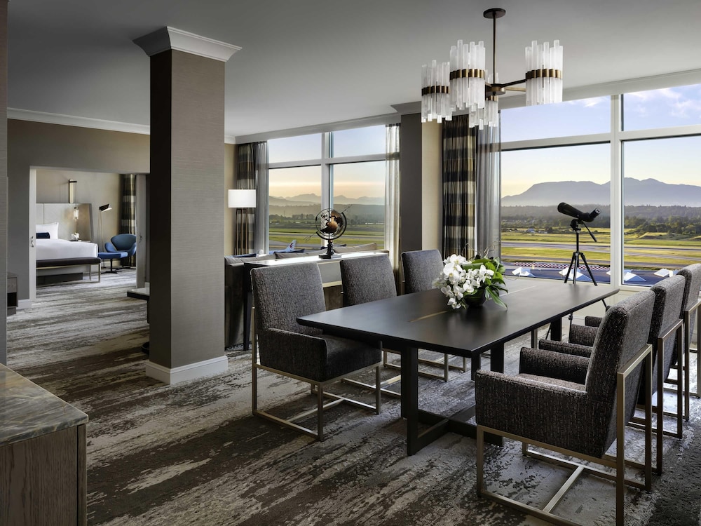 Suite Signature Fairmont Gold con vista a la pista, cama King del hotel Fairmont Vancouver Airport In-terminal. Foto 5