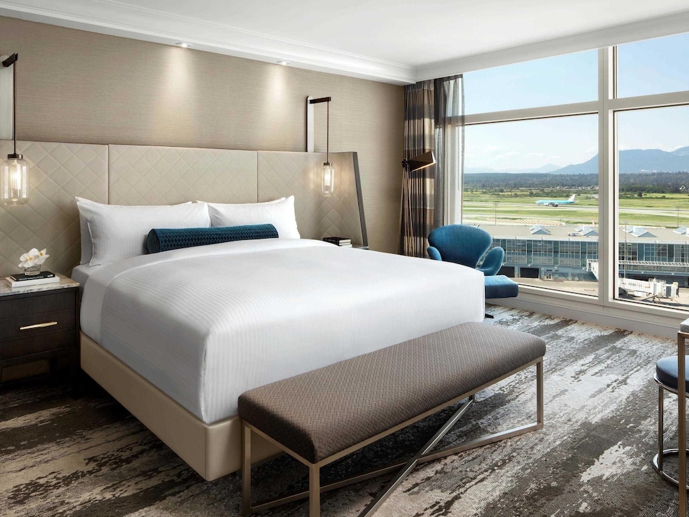 Fairmont Gold, Vista a la pista, Cama King del hotel Fairmont Vancouver Airport In-terminal. Foto 4