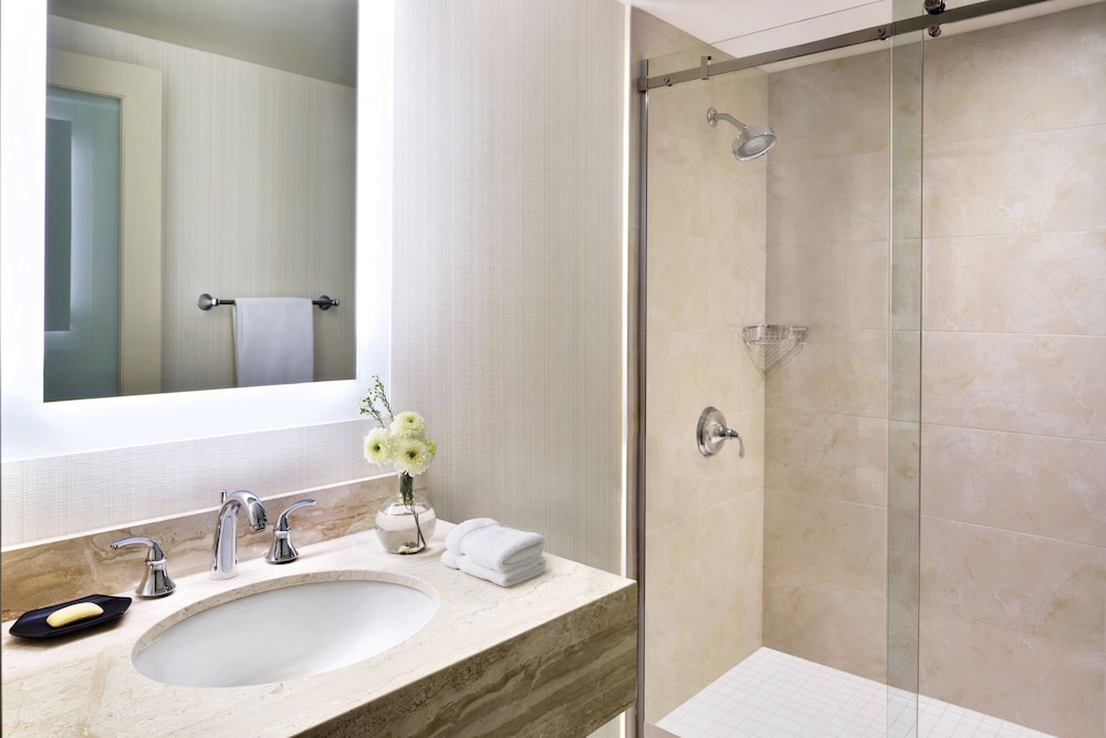 Suite junior, 1 cama de matrimonio grande del hotel Sheraton Vancouver Wall Centre. Foto 6