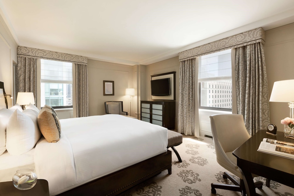 Habitación Deluxe, 1 cama de matrimonio grande, en esquina del hotel Fairmont Vancouver. Foto 1