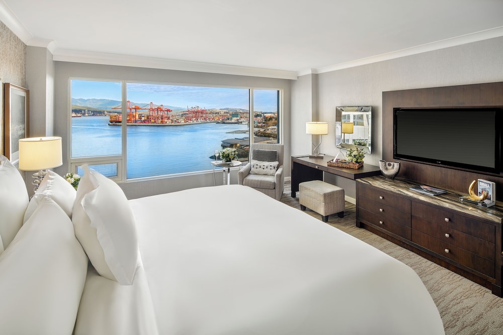 Habitación Signature, 1 cama de matrimonio grande, vistas al puerto del hotel Fairmont Waterfront. Foto 4