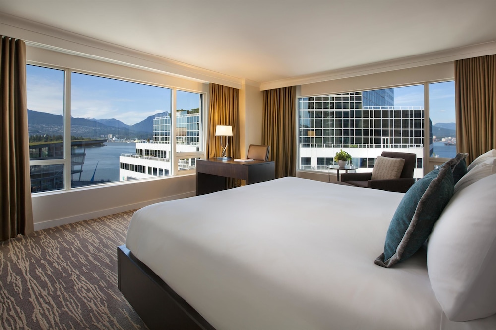 Habitación Signature, 1 cama de matrimonio grande, en esquina (Harbor and Stanley Park View) del hotel Fairmont Waterfront