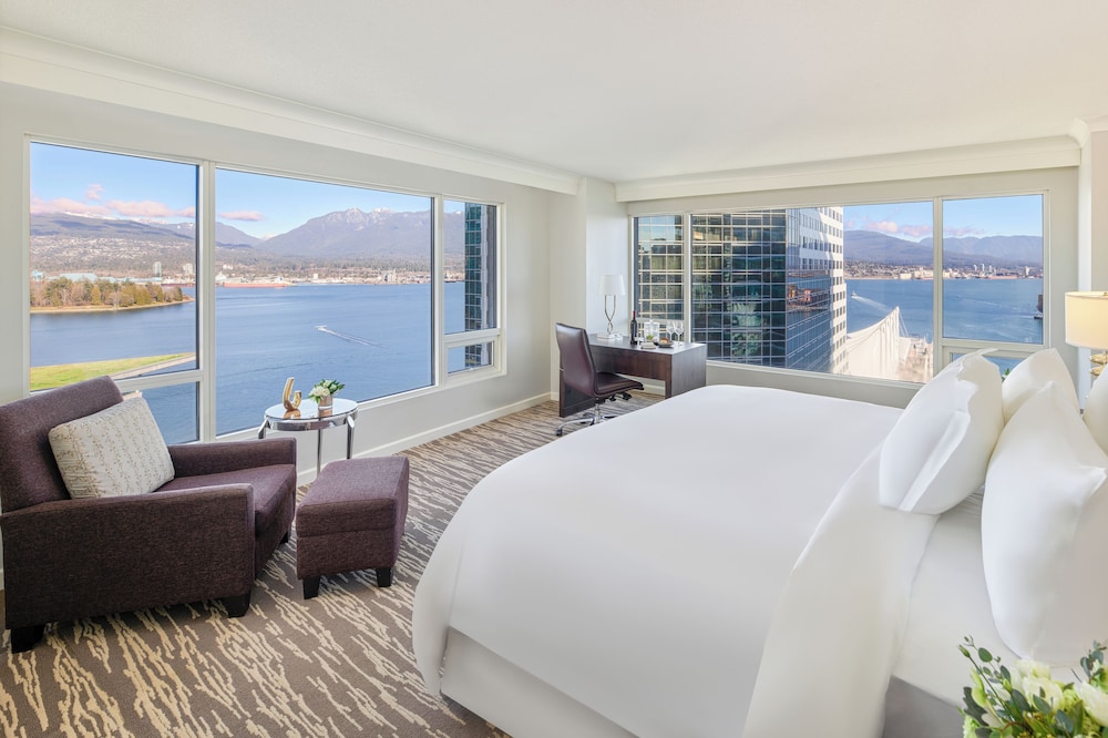 Habitación Signature, 1 cama de matrimonio grande, en esquina (Harbor and Stanley Park View) del hotel Fairmont Waterfront. Foto 3