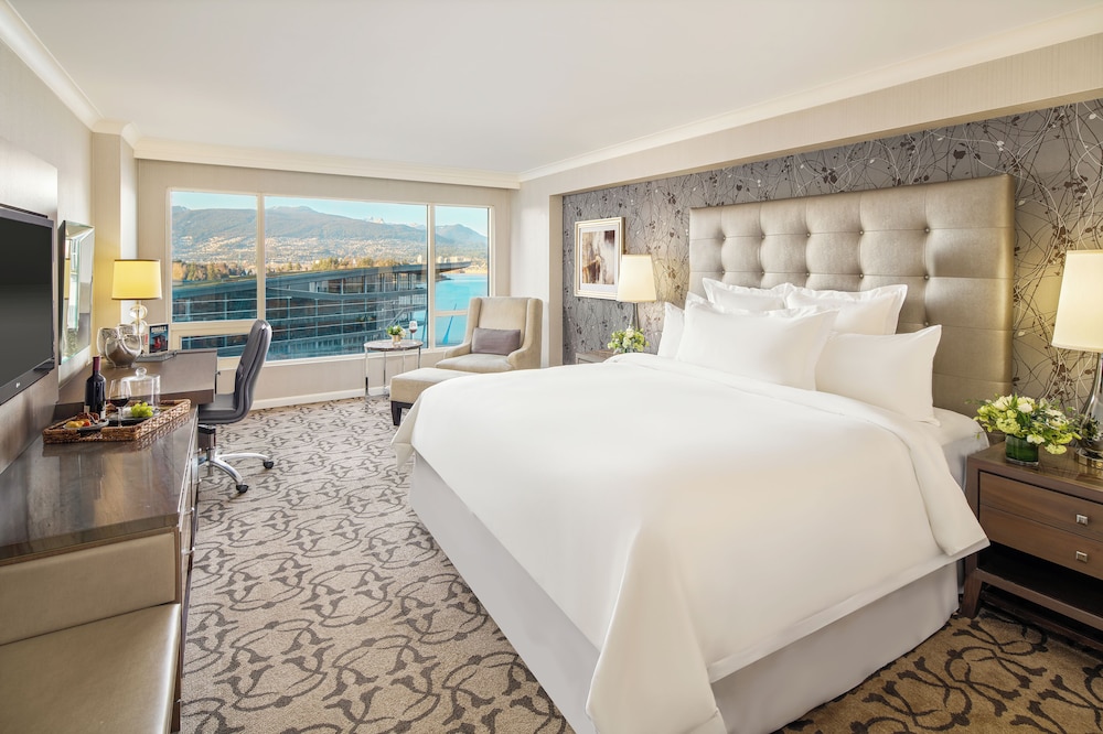 Habitación, 1 cama de matrimonio grande, vistas al puerto (Fairmont Gold) del hotel Fairmont Waterfront. Foto 4