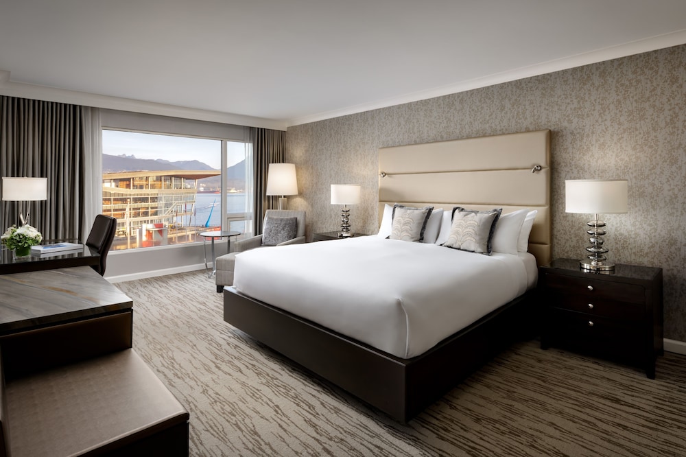 Habitación Deluxe, 2 camas dobles, vistas parciales al mar del hotel Fairmont Waterfront. Foto 3