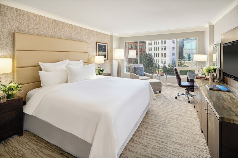 Habitación Deluxe, 2 camas dobles, vistas a la ciudad del hotel Fairmont Waterfront. Foto 6