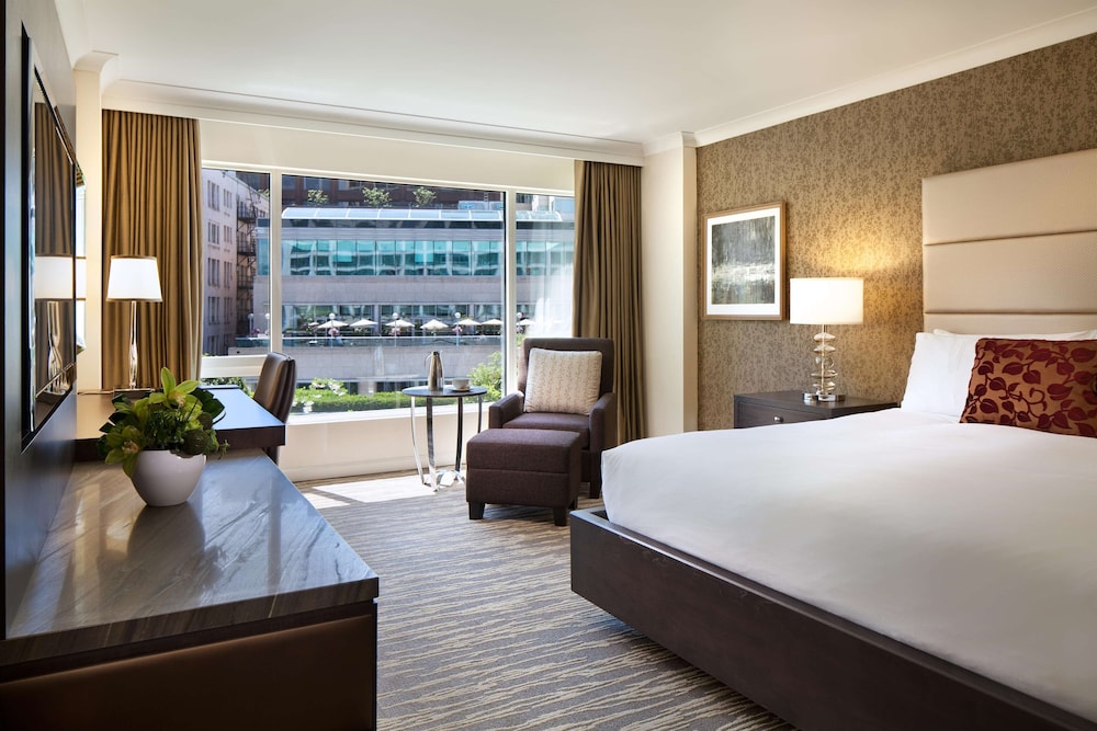 Habitación Deluxe, 1 cama de matrimonio, vistas a la ciudad del hotel Fairmont Waterfront. Foto 2