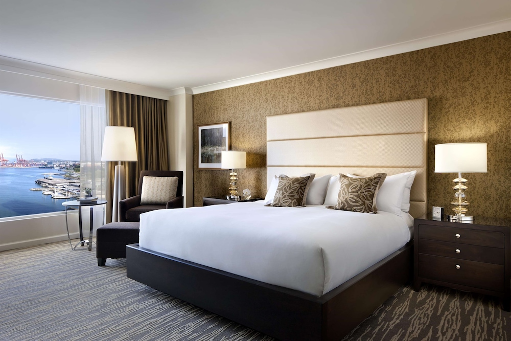 Habitación Signature, 1 cama de matrimonio grande (Harbor and Stanley Park View) del hotel Fairmont Waterfront. Foto 3