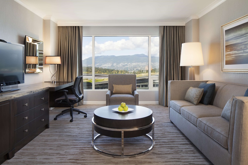 Suite, 1 cama de matrimonio grande con sofá cama, vistas al puerto del hotel Fairmont Waterfront