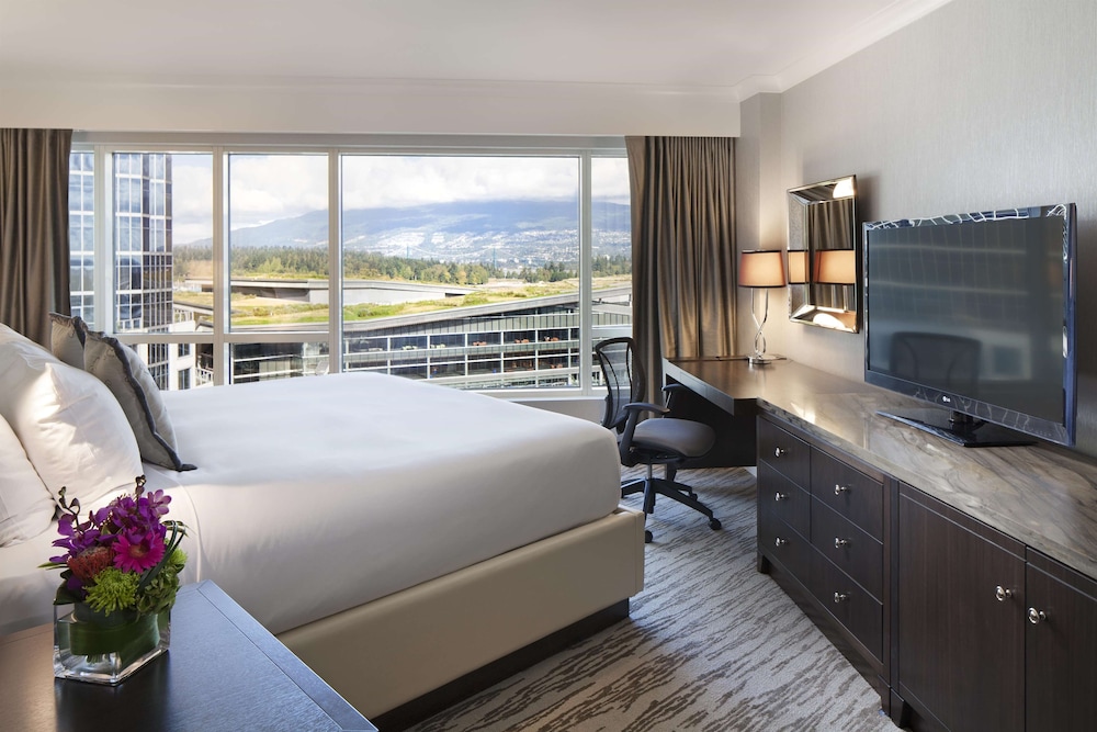 Suite, 1 cama de matrimonio grande con sofá cama, vistas al puerto del hotel Fairmont Waterfront. Foto 3
