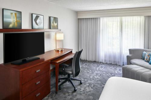 Habitación con cama extragrande del hotel Courtyard Rochester East / Penfield. Foto 3