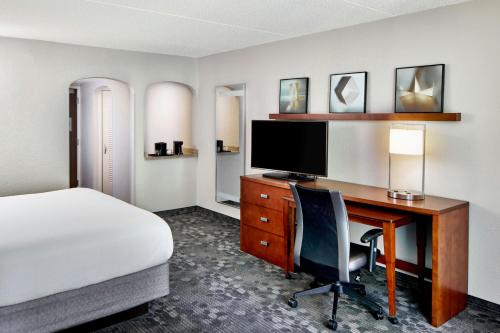 Habitación con sofá cama y bañera adaptada para personas con movilidad reducida - Cama extragrande del hotel Courtyard Rochester East / Penfield. Foto 2