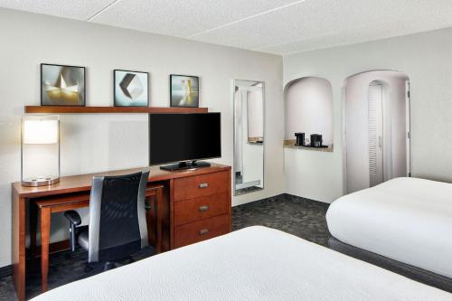 Habitación adaptada para personas con movilidad reducida/discapacidad auditiva con bañera adaptada - 2 camas grandes del hotel Courtyard Rochester East / Penfield. Foto 1