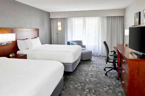 Habitación adaptada para personas con movilidad reducida/discapacidad auditiva y equipada con ducha accesible en silla de ruedas - 2 camas grandes del hotel Courtyard Rochester East / Penfield