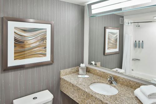 Habitación adaptada para personas con movilidad reducida/discapacidad auditiva y equipada con ducha accesible en silla de ruedas - 2 camas grandes del hotel Courtyard Rochester East / Penfield. Foto 4