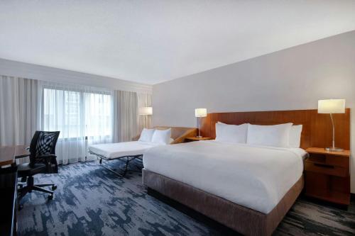 King Room with Bathtub and Sofa Bed - Mobility Access/Hearing Accessible del hotel Fairfield Inn And Suites By Marriott Rochester Wes. Foto 1