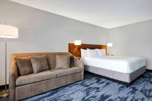 Habitación con cama extragrande y sofá cama del hotel Fairfield Inn And Suites By Marriott Rochester Wes