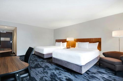 Habitación con 2 camas grandes del hotel Fairfield Inn And Suites By Marriott Rochester Wes
