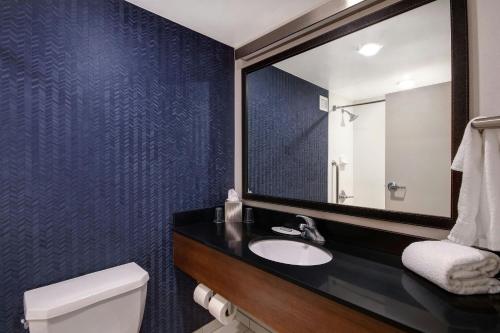 Habitación con 2 camas grandes del hotel Fairfield Inn And Suites By Marriott Rochester Wes. Foto 1