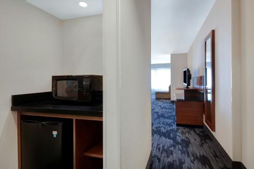 Suite con cama extragrande y sofá cama del hotel Fairfield Inn And Suites By Marriott Rochester Wes. Foto 2