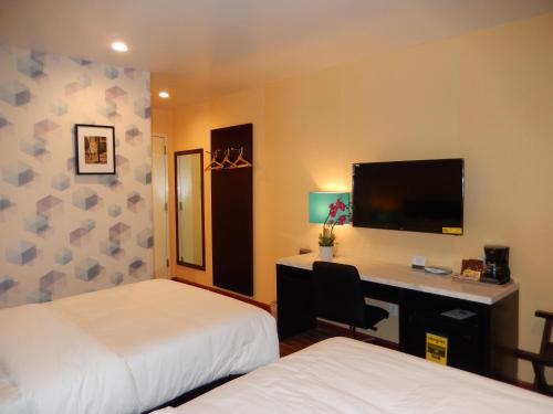 Habitación Doble con 2 camas dobles - No fumadores del hotel Quality Inn Near Sunset Park. Foto 7