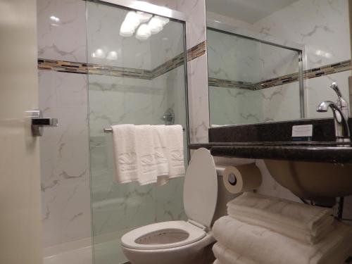 Habitación Doble con 2 camas dobles - No fumadores del hotel Quality Inn Near Sunset Park. Foto 8