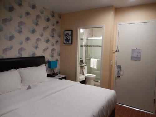 Habitación - 1 cama extragrande - No fumadores del hotel Quality Inn Near Sunset Park. Foto 2