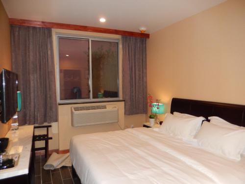 Habitación - 1 cama extragrande - No fumadores del hotel Quality Inn Near Sunset Park. Foto 3