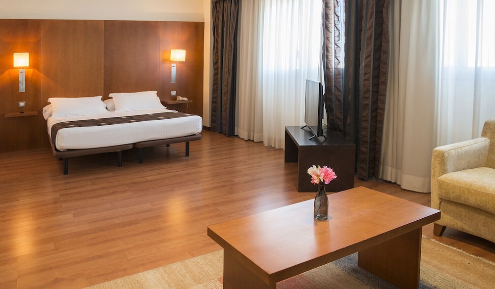 Suite familiar, bañera de hidromasaje del hotel Xon's Valencia. Foto 3